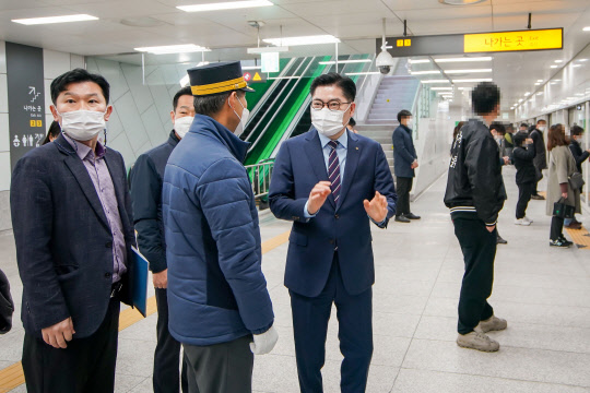 29일 오전 7시30분 서울지하철 5호선 연장 하남선 '강일역'에 현장점검차 도착한 이정훈 강동구청장이 출근시간대 전동차를 타기 위해 기다리고 있다.[사진=강동구 제공]